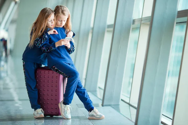 Piccole ragazze adorabili in aeroporto vicino a una grande finestra — Foto Stock