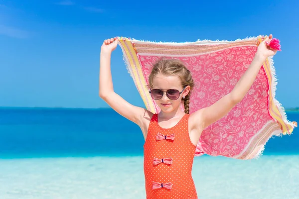 Petite fille amusez-vous avec la plage pareo en vacances tropicales — Photo