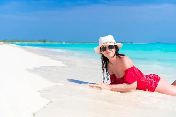 Tropikal plaj tatil sırasında genç güzel kadın — Stok fotoğraf