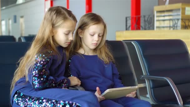 Rozkošná holčička v letišti se zavazadly — Stock video