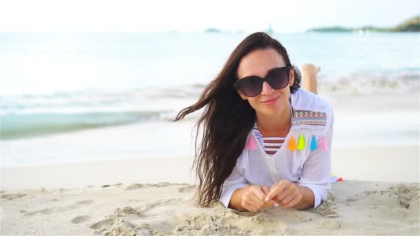 Νεαρή όμορφη γυναίκα στην παραλία κατά τη διάρκεια τροπικών διακοπών — Αρχείο Βίντεο