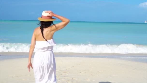 Junge schöne Frau am weißen Sand tropischen Strand. — Stockvideo