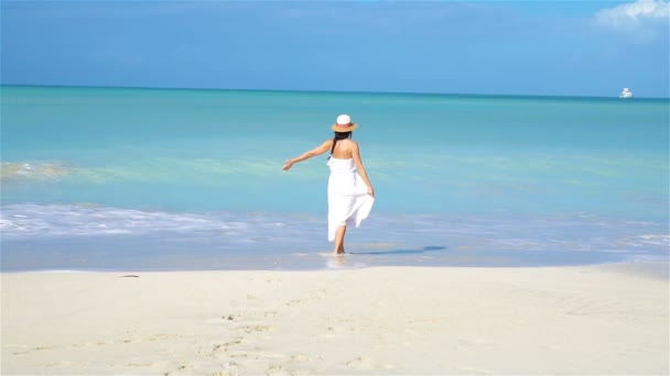 Junge schöne Frau am weißen Sand tropischen Strand. — Stockvideo