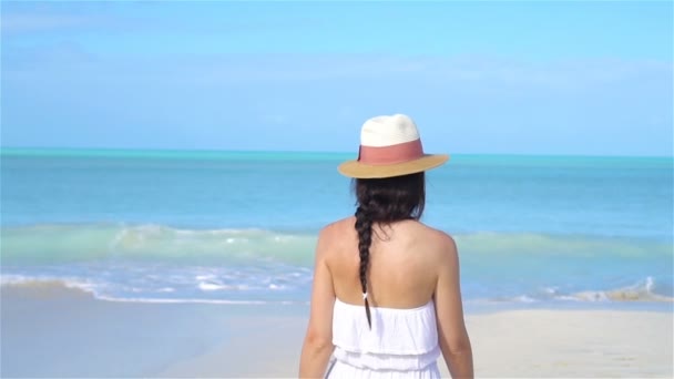 Jovem mulher feliz na praia branca andando — Vídeo de Stock