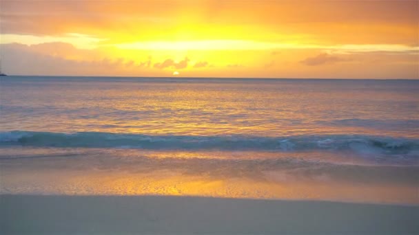 Superbe coucher de soleil sur une plage exotique des Caraïbes .