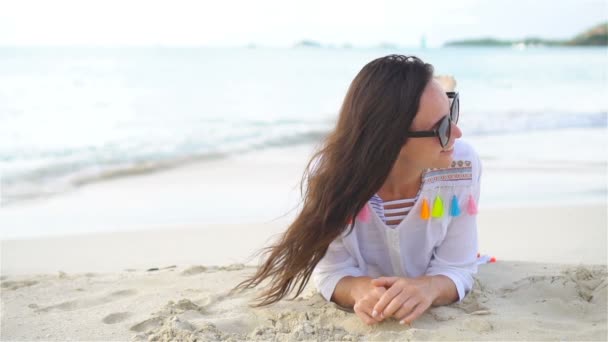 Jovem mulher bonita na praia durante as férias tropicais — Vídeo de Stock