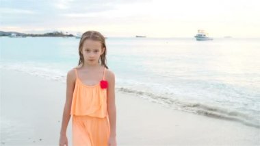 Sahilde hareketli küçük bir kız çok eğleniyor..