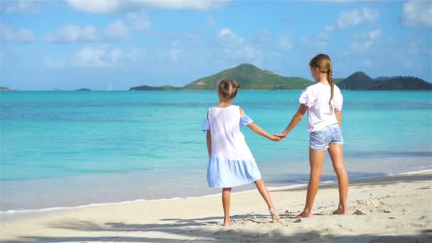 Adorables petites filles marchant sur la plage et s'amusant ensemble — Video