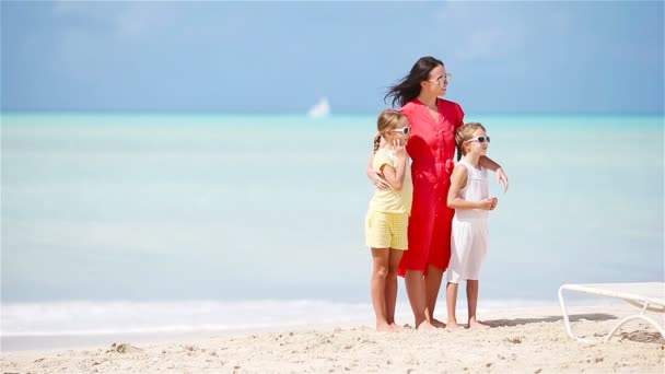 Jovem bela mãe e sua adorável filhinha se divertem na praia tropical — Vídeo de Stock