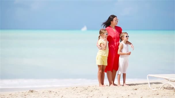 Young beautiful mother and her adorable little daughter have fun at tropical beach — Stock Video