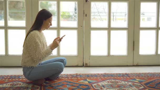 Νεαρή γυναίκα συνεδρίαση σε θέση lotus εσωτερική — Αρχείο Βίντεο