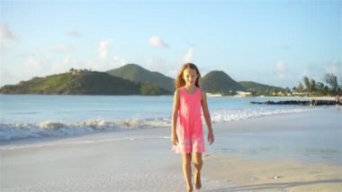 Sahilde hareketli küçük bir kız çok eğleniyor..