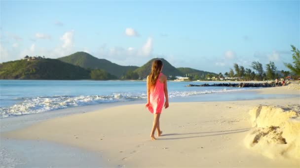 Actief meisje op het strand met veel plezier. — Stockvideo