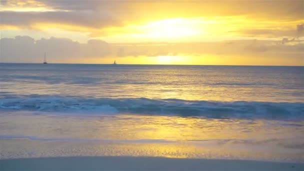 Csodálatos gyönyörű naplemente egy egzotikus karibi strandon. — Stock videók