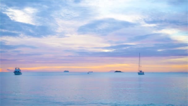 Increíble hermosa puesta de sol en una playa caribeña exótica . — Vídeos de Stock