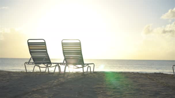马尔代夫美丽热带海滩上的两张躺椅 — 图库视频影像