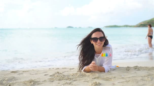 Giovane bella donna sulla spiaggia durante le vacanze tropicali — Video Stock