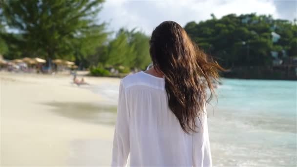若いです美しいです女性上の白い砂熱帯ビーチ. — ストック動画