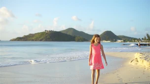 Bedårande liten flicka på tropical beach under semester — Stockvideo