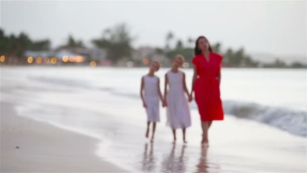 Imádnivaló kislányok és fiatal anya fehér tengerparton — Stock videók