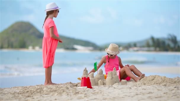 Rozkošné holčičky během letní dovolené na pláži — Stock video