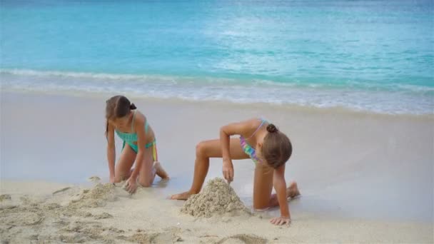 Niñas adorables durante las vacaciones de verano en la playa — Vídeo de stock