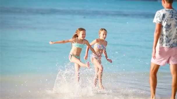 Padre e hijos disfrutando de vacaciones de verano en la playa — Vídeo de stock