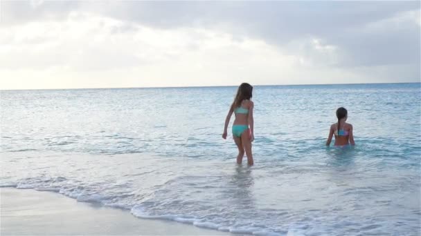 Happy little girls swimming in the sea during summer vacation — Stock Video