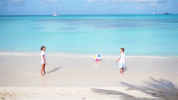 Niñas adorables jugando en la playa con pelota de aire — Vídeos de Stock