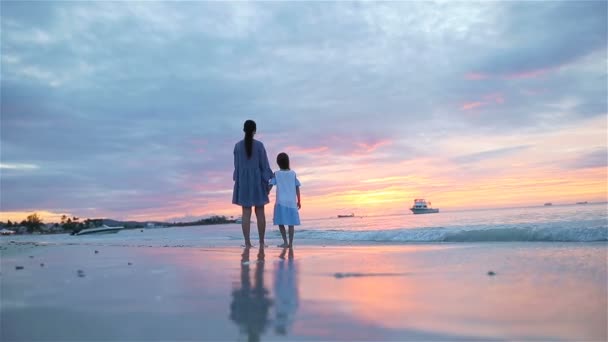 Niña y papá silueta en la puesta de sol en la playa — Vídeo de stock