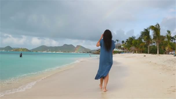Jeune belle femme qui s'amuse sur le littoral tropical.