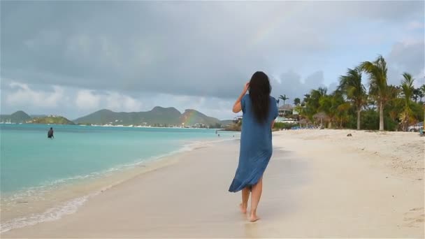 Joven hermosa mujer divirtiéndose en la orilla del mar tropical. — Vídeos de Stock