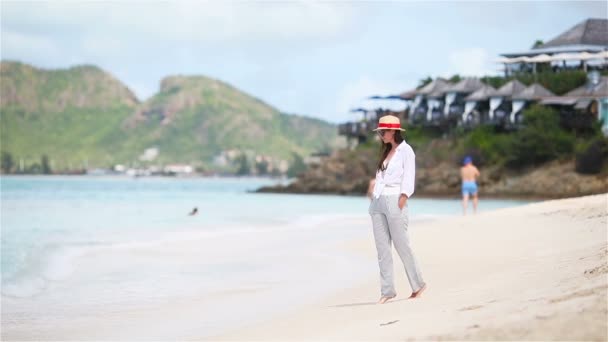 Mladá šťastná žena na bílé pláži chůze — Stock video