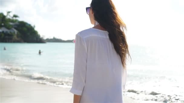 Молода щаслива жінка на білому пляжі — стокове відео