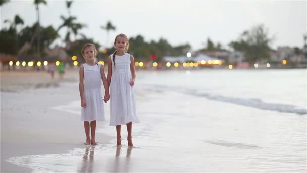 Adorable petit fond d'enfants beau coucher de soleil coloré — Video