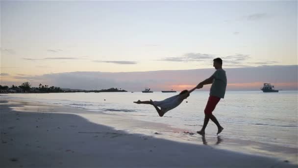 Aile Eğlence beyaz kum üzerinde. Baba ve güneşli bir günde kumlu plajda oynayan sevimli çocuk gülümseyen — Stok video