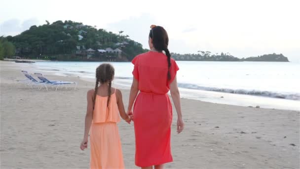 Giovane bella madre e la sua adorabile figlia si divertono sulla spiaggia tropicale — Video Stock