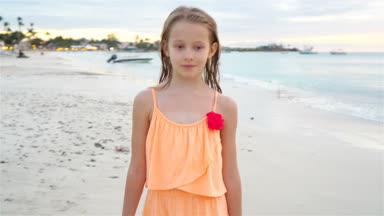 Yaz tatili boyunca sahilde sevimli, aktif küçük bir kız.