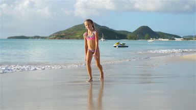 Yaz tatili boyunca sahilde sevimli, aktif küçük bir kız.