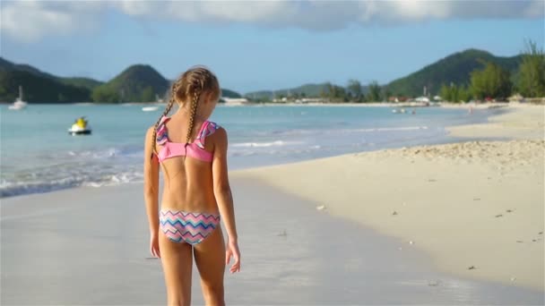 Ativo menina na praia ter um monte de diversão . — Vídeo de Stock