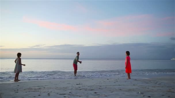 Boldog család együtt játszik a tengerparton — Stock videók