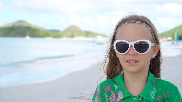 Niña linda con concha en las manos en la playa tropical . — Vídeos de Stock