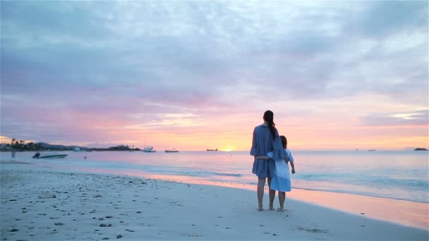 在夕阳在海边的小女孩和爸爸剪影 — 图库视频影像