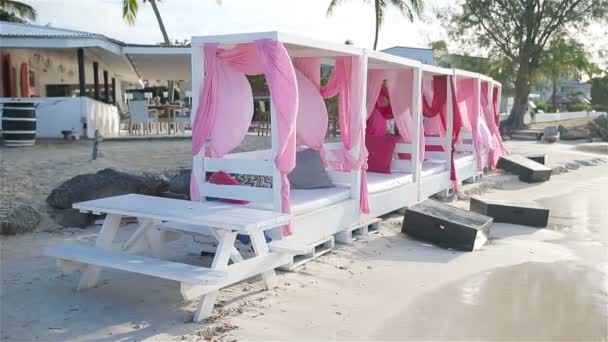 Leżak na biały tropikalnej plaży Karaibów — Wideo stockowe