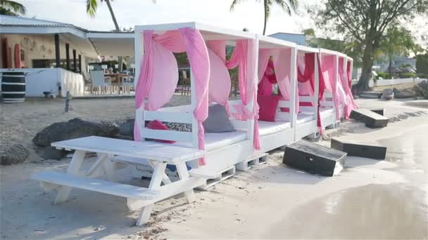 Cama de sol na praia tropical branca do caribe — Vídeo de Stock