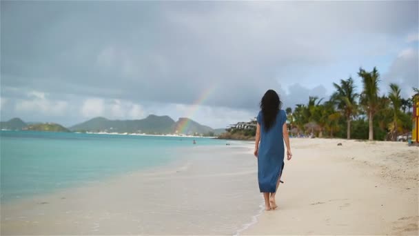 Young beautiful woman having fun on tropical seashore. — Stock Video