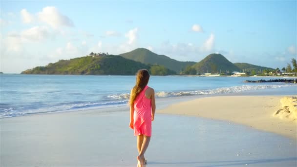 Αξιολάτρευτο κοριτσάκι σε τροπική παραλία κατά τη διάρκεια διακοπών — Αρχείο Βίντεο