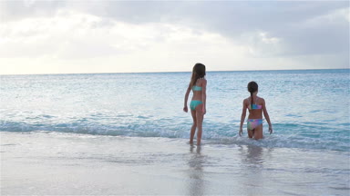 Sevimli küçük kızlar sahilde rahatlatıcı