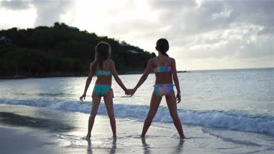 Yaz tatili boyunca sahilde sevimli küçük kız kardeşler.