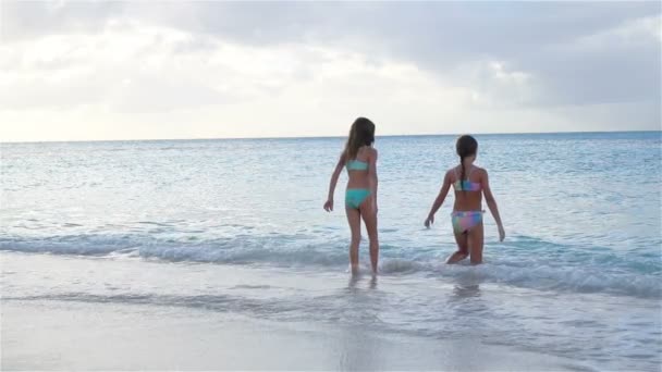 Schattige kleine meisjes ontspannen op het strand — Stockvideo